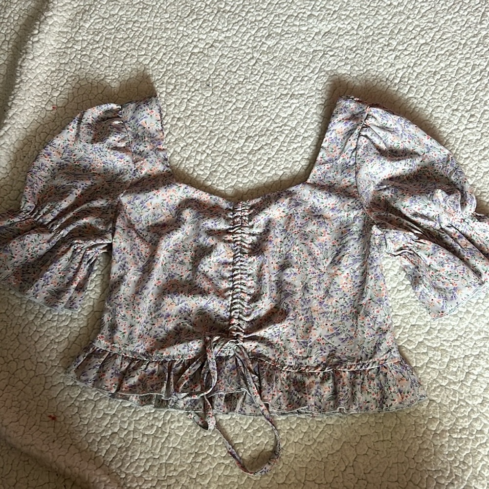 Floral print crop top, it is adjustable